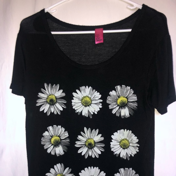 Daisy tee 🌼 - Picture 2 of 2